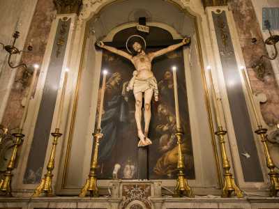 ...ma � attraversando il presbiterio, nel transetto di sinistra, che scoviamo le due vere chicche della chiesa. La prima � lo stupendo crocifisso ligneo di scuola veneziana posto su una quadro attribuito a Vincenzo Lapegna...